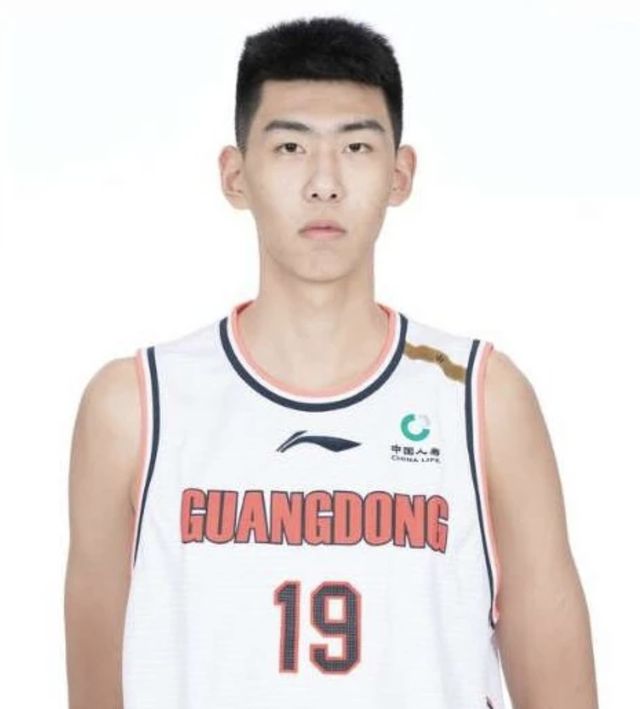 21歲籃球小將收獲雙份NBA邀請，2.26米身高驚艷上演“空中飛人”